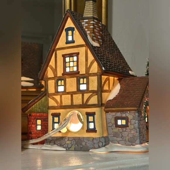 Santa’s workbench collection. The calico cat toy shop. No light includes - Picture 7 of 8